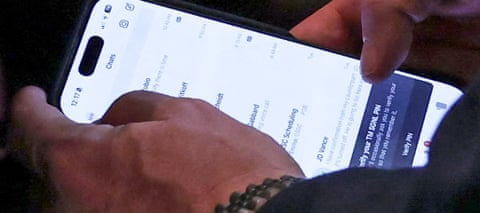 画面曝光！外媒拍下华尔兹手机聊天界面：使用安全性存疑“山寨”软件与多名美高官通信  第2张