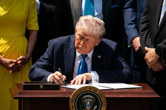 外盘头条:美联储连续按兵不动 鲍威尔无视特朗普降息言论 苹果考虑在浏览器中添加AI搜索 谷歌大跌7% 第3张 外盘头条:美联储连续按兵不动 鲍威尔无视特朗普降息言论 苹果考虑在浏览器中添加AI搜索 谷歌大跌7% 第3张