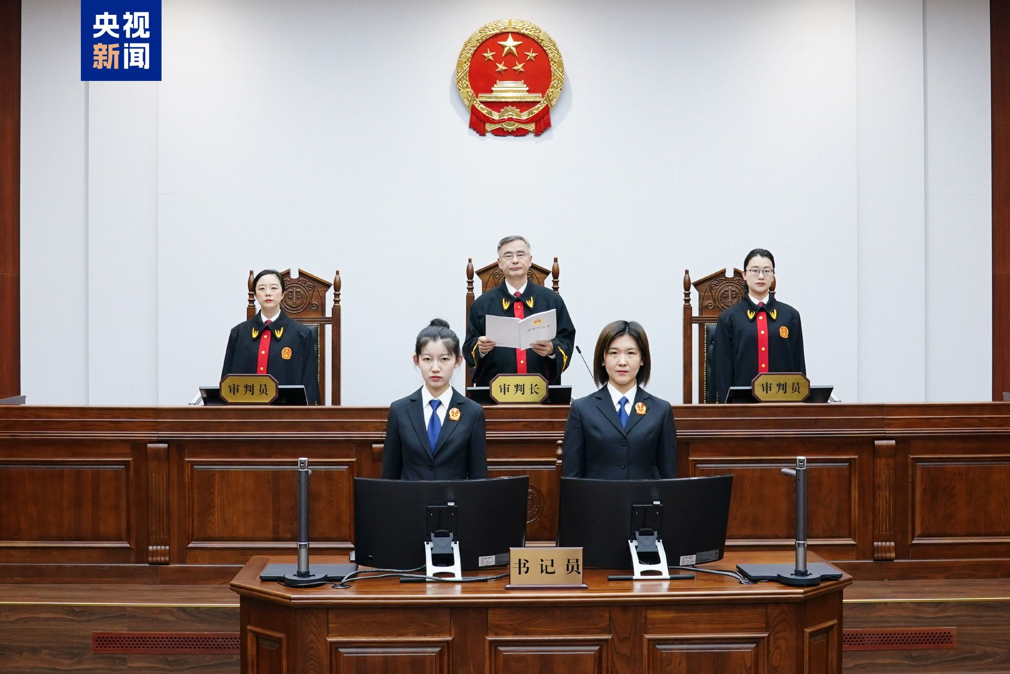 受贿数额特别巨大、滥用职权 国家烟草专卖局原局长凌成兴一审被判十六年  第3张