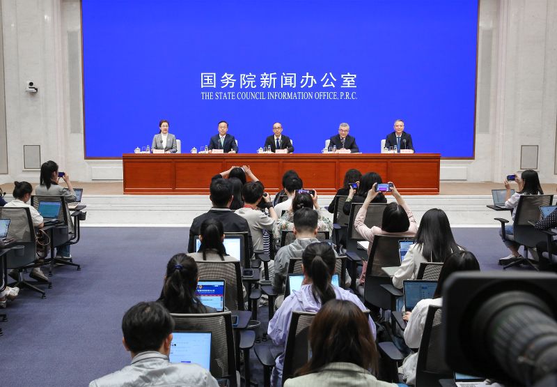 中国人民银行副行长、国家外汇局局长朱鹤新出席国新办新闻发布会并答记者问  第1张