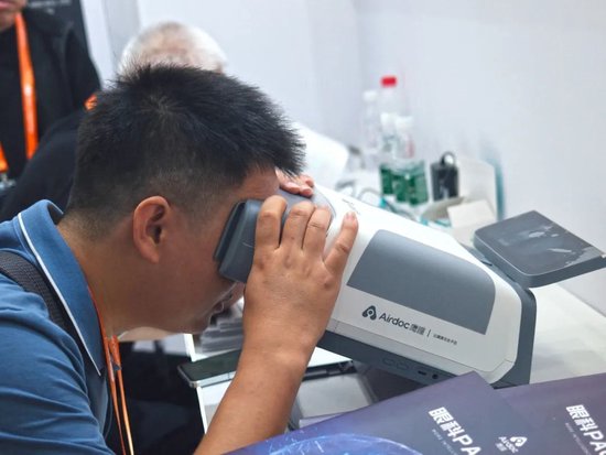 拍张眼底照片就能预测糖尿病、老年痴呆风险!鹰瞳科技神器将亮相美好生活博览会 第1张 拍张眼底照片就能预测糖尿病、老年痴呆风险!鹰瞳科技神器将亮相美好生活博览会 第1张