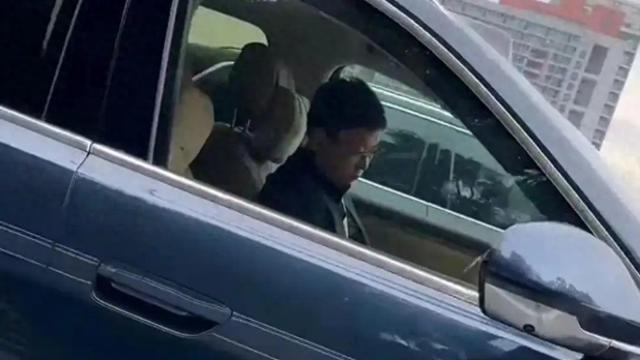 深圳交警回应“余承东疑似开车睡觉”：睡觉等行为影响安全，不允许  第1张