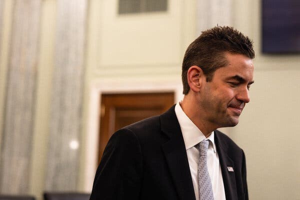 美媒爆:因曾向民主党人捐款,特朗普撤回马斯克盟友出任NASA局长提名 第1张 美媒爆:因曾向民主党人捐款,特朗普撤回马斯克盟友出任NASA局长提名 第1张