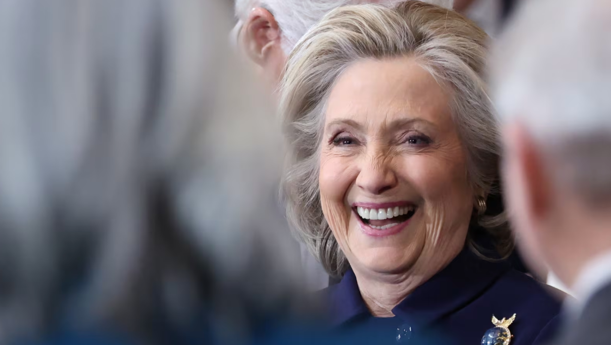 美媒：希拉里用挤满街头的示威人群画面作对比，嘲讽特朗普“低能量”阅兵式观众少  第1张