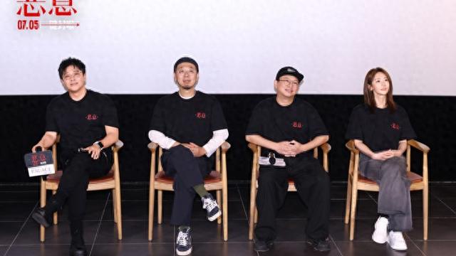 聚焦一场坠楼案引发的网络暴力,陈思诚张小斐新片《恶意》上海首映 第1张 聚焦一场坠楼案引发的网络暴力,陈思诚张小斐新片《恶意》上海首映 第1张