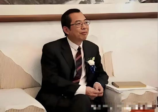 宁德时代“二当家”减持后续:或套现达171亿元,16家机构“疯抢” | 能见派 第1张 宁德时代“二当家”减持后续:或套现达171亿元,16家机构“疯抢” | 能见派 第1张