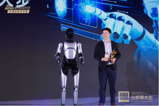 智元远征A2登上金麒麟舞台:那句“我既是颁奖嘉宾又是您的研究对象”标记了一个时刻 第3张 智元远征A2登上金麒麟舞台:那句“我既是颁奖嘉宾又是您的研究对象”标记了一个时刻 第3张