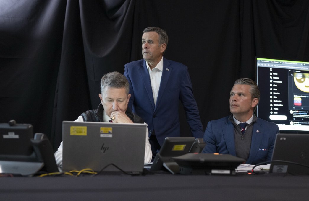 特朗普发布观看美对委行动照片  第3张