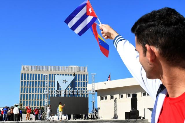 第1现场|遭袭后的委内瑞拉:药店排队、油站关闭、民众集会抗议 第18张 第1现场|遭袭后的委内瑞拉:药店排队、油站关闭、民众集会抗议 第18张