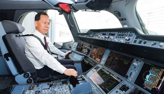 原东航集团董事长刘绍勇多么爱作秀？非要每年开飞机过瘾！但如今却被指涉嫌受贿！应该没法出来了  第1张