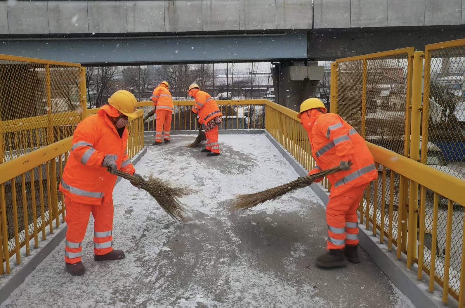 2400余人值守！建工养护集团全力铲冰除雪保畅通  第2张