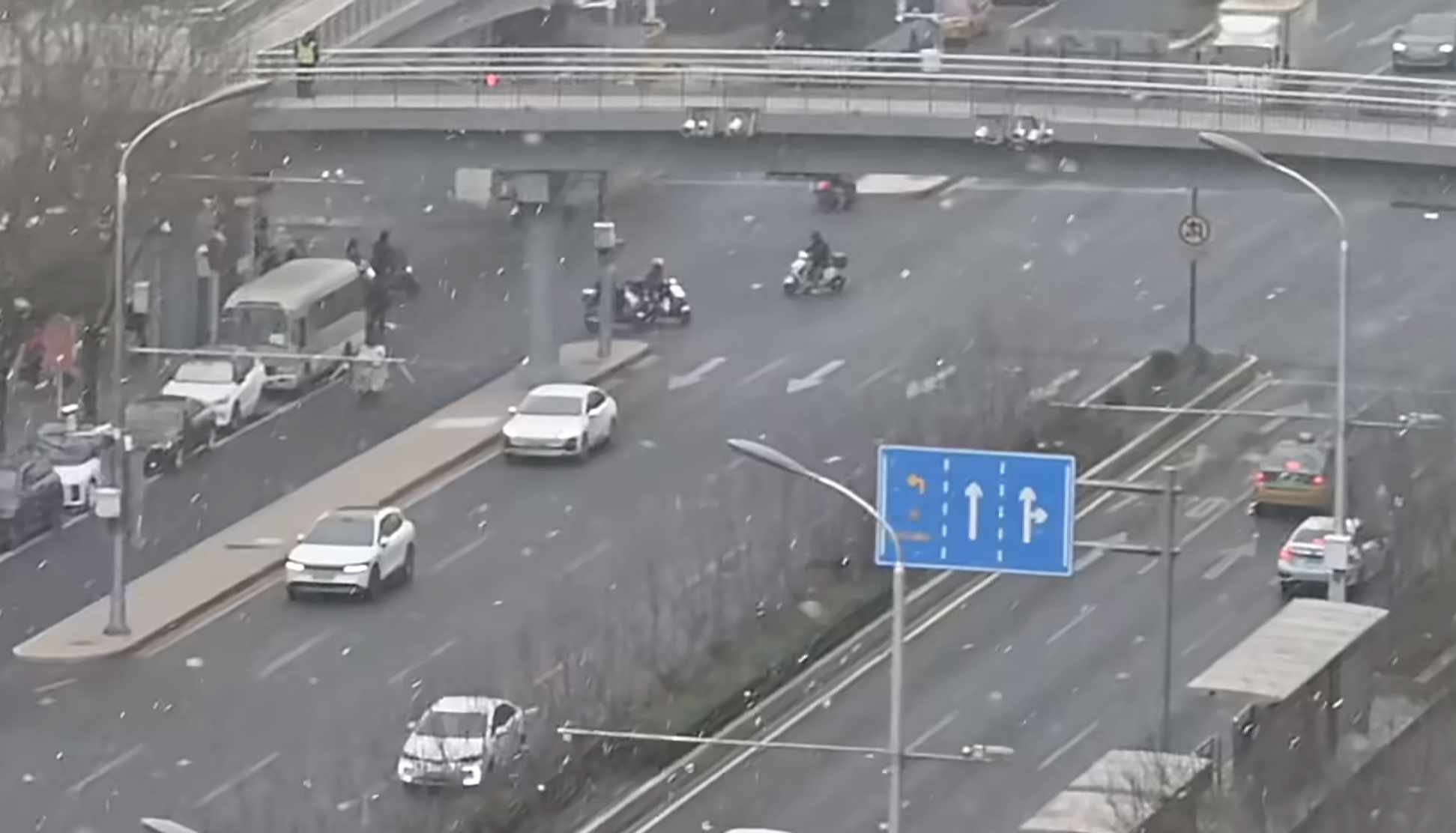 北京主降雪时段傍晚到来,交警六字要诀提示行车安全 第1张 北京主降雪时段傍晚到来,交警六字要诀提示行车安全 第1张