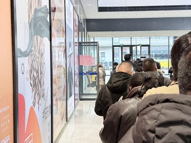 “马年”纪念币钞兑换首日银行网点排队如潮,有“黄牛”在等待回收 第1张 “马年”纪念币钞兑换首日银行网点排队如潮,有“黄牛”在等待回收 第1张