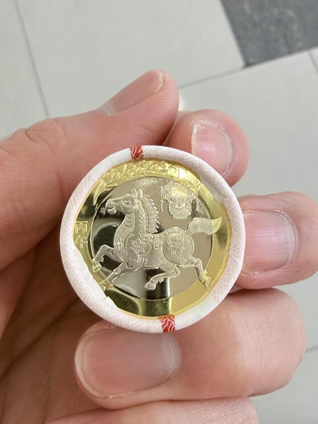 “马年”纪念币钞兑换首日银行网点排队如潮,有“黄牛”在等待回收 第4张 “马年”纪念币钞兑换首日银行网点排队如潮,有“黄牛”在等待回收 第4张