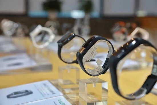 营收增加78.5%股价却腰斩,估值仅剩3亿美金的华米撑不起高端野心 第2张 营收增加78.5%股价却腰斩,估值仅剩3亿美金的华米撑不起高端野心 第2张