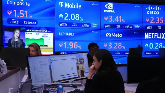 2月7日收盘：美股收高，道指首次突破5万点关口  第1张