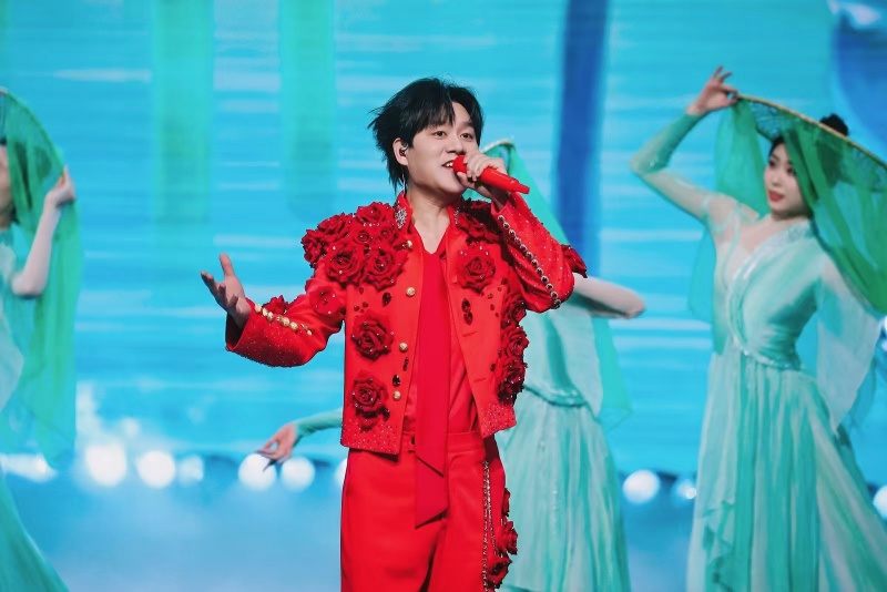 洛琦湖南卫视春晚一身红装献唱 网友马年真是红得发紫 第3张 洛琦湖南卫视春晚一身红装献唱 网友马年真是红得发紫 第3张