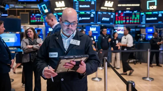 尾盘:美股走高银行股领涨 标普指数小幅上扬 第1张 尾盘:美股走高银行股领涨 标普指数小幅上扬 第1张