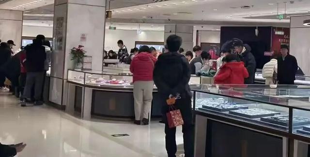 大年初二金价大涨!有商场1000克金条卖断货,“顾客不问价直接出手!”专家严肃提醒 第3张 大年初二金价大涨!有商场1000克金条卖断货,“顾客不问价直接出手!”专家严肃提醒 第3张