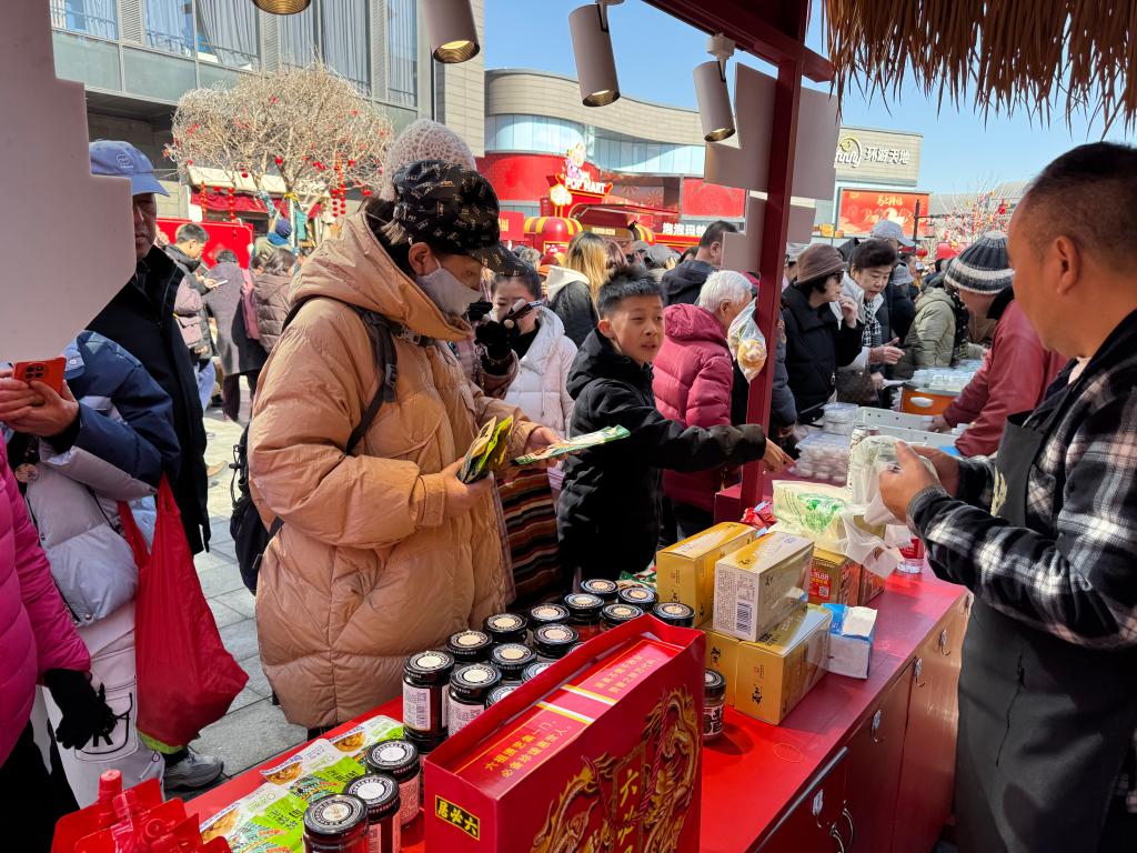 新春走基层・一线直击丨打卡北京隆福寺:一篮年货 喜乐相伴 第2张 新春走基层・一线直击丨打卡北京隆福寺:一篮年货 喜乐相伴 第2张