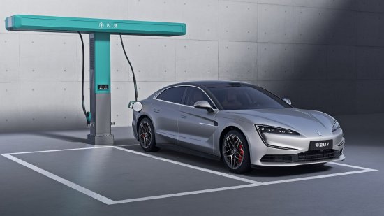 仰望2026款旗舰矩阵联袂上市,重塑高端出行体验 续航、操控、舒适全面进阶,仰望2026款旗舰车型重磅上市 第2张 仰望2026款旗舰矩阵联袂上市,重塑高端出行体验 续航、操控、舒适全面进阶,仰望2026款旗舰车型重磅上市 第2张