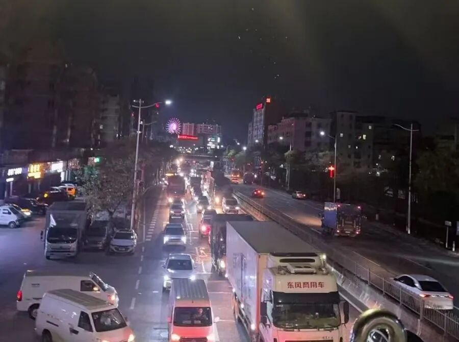 原材料一周涨价40%,仓库爆仓,周边大堵车!直击中东战火下的东莞塑料市场 第1张 原材料一周涨价40%,仓库爆仓,周边大堵车!直击中东战火下的东莞塑料市场 第1张