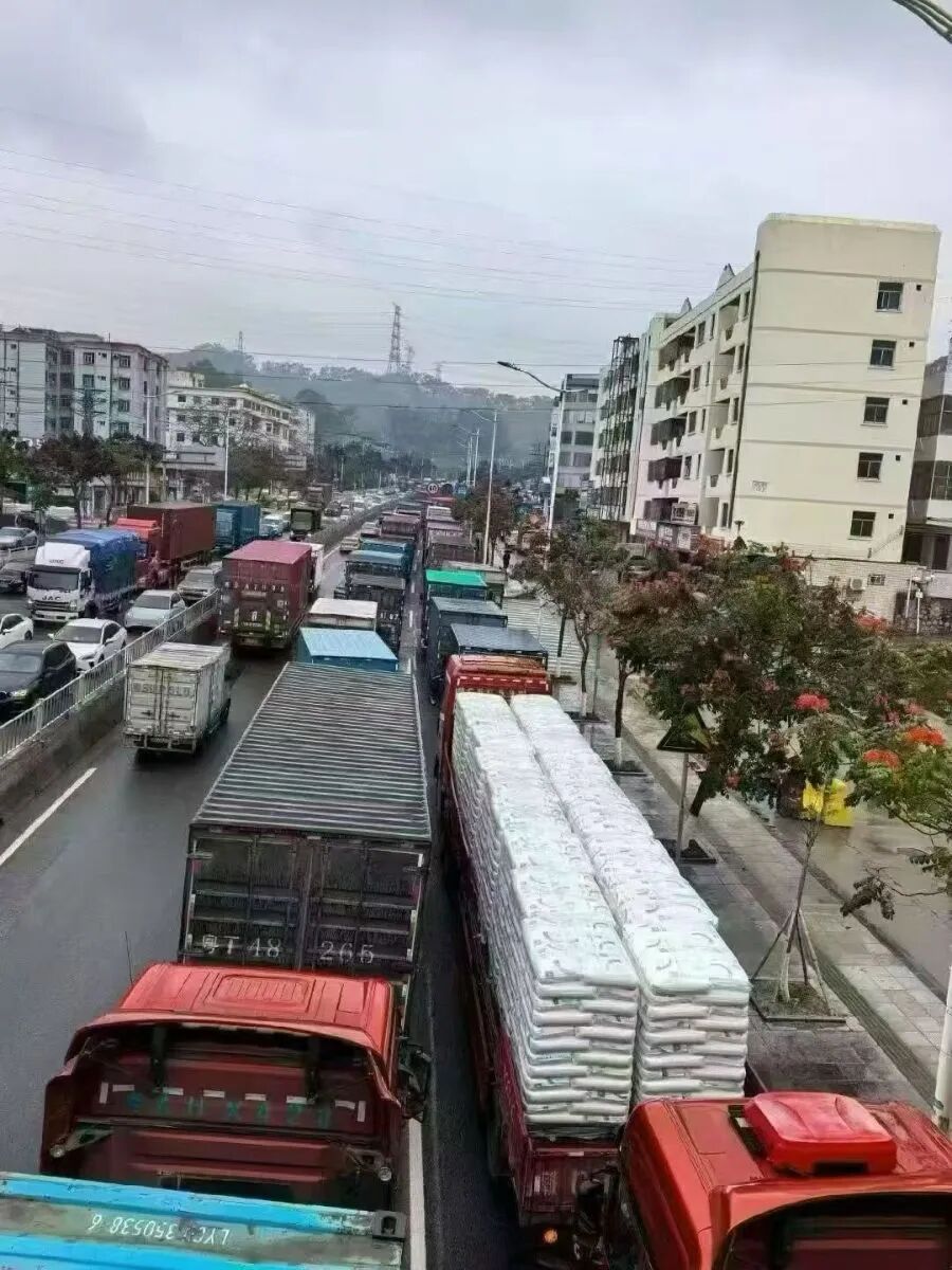 原材料一周涨价40%,仓库爆仓,周边大堵车!直击中东战火下的东莞塑料市场 第2张 原材料一周涨价40%,仓库爆仓,周边大堵车!直击中东战火下的东莞塑料市场 第2张